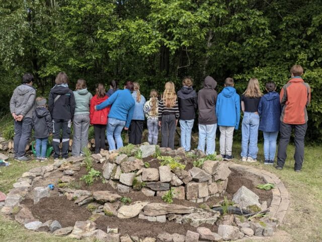 Kräuterspirale mit Jugendgruppe