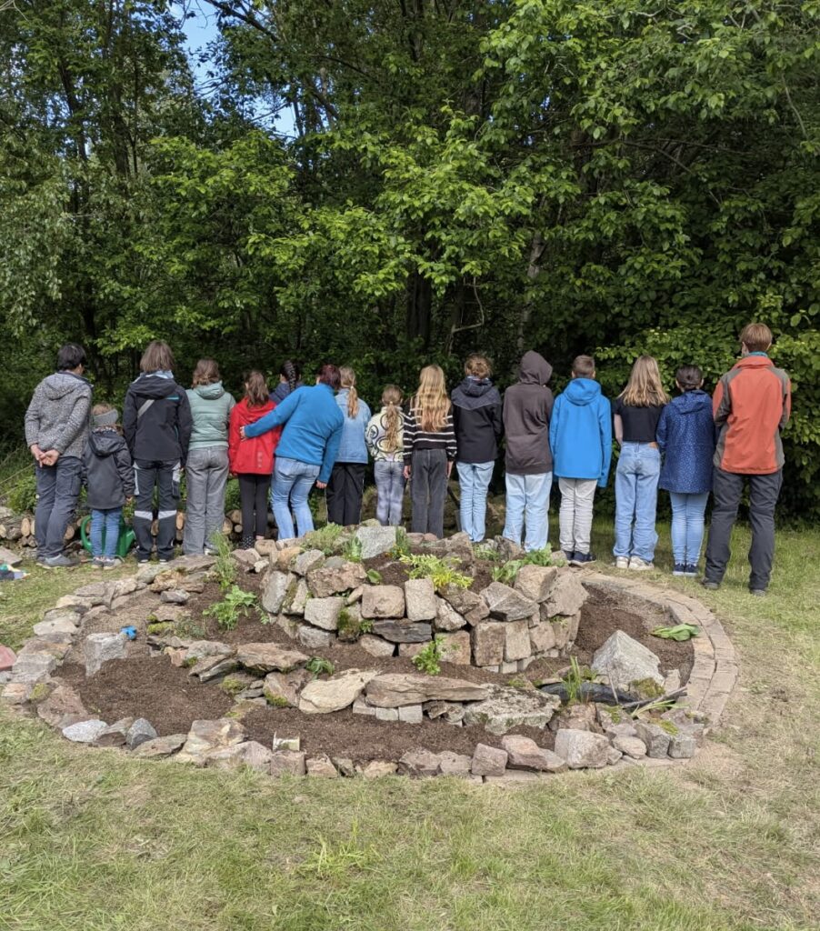 Kräuterspirale mit Jugendgruppe